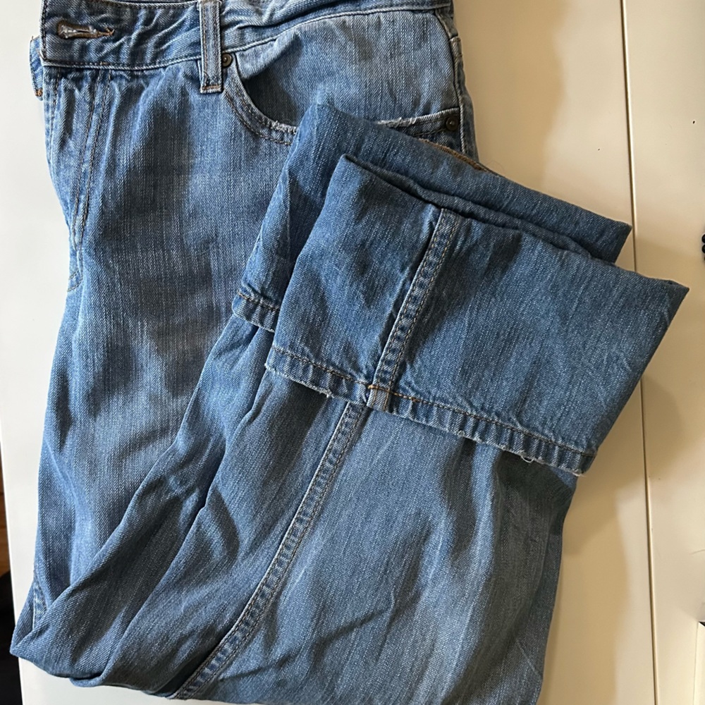 Denim capris with cuff bottoms